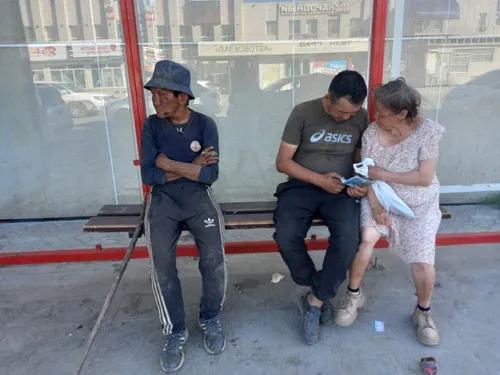 Чи Ин Чжин, Бомжей Фото полицейский разговаривает с парой человек, сидящих на скамейке