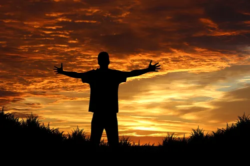 Заката Фото силуэт человека с поднятыми руками перед закатом