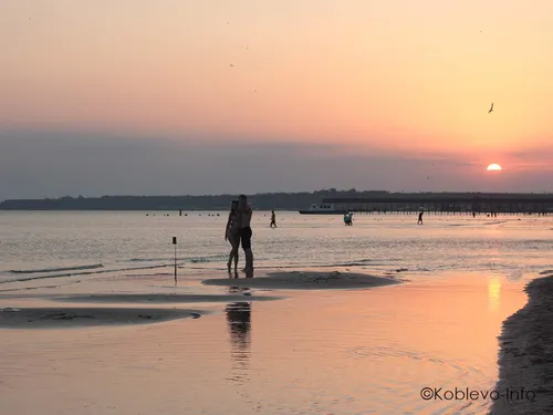 Заката Фото человек, стоящий на пляже
