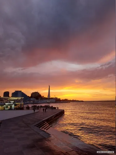 Заката Фото город рядом с водой