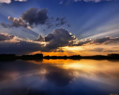Заката Фото водоем с облаками и закатом