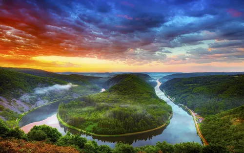 Картинки Фото река, извивающаяся через долину