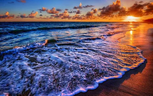Картинки Фото пляж с волнами и облаками