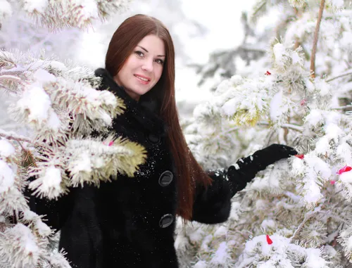 Картинки Фото женщина в черном пальто на снегу