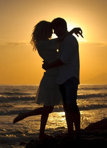 Картинки Фото мужчина и женщина целуются на пляже
