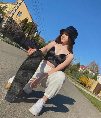 Леди Дианы Фото человек, сидящий на тротуаре, держащий скейтборд