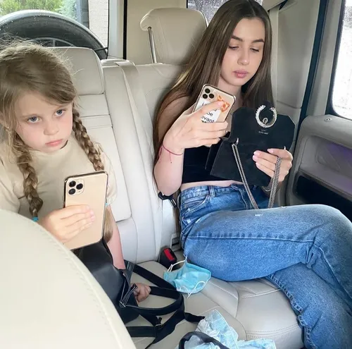 Леди Дианы Фото группа девушек сидит в машине и смотрит на свои телефоны