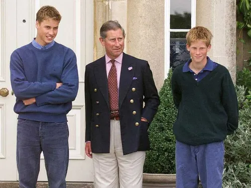 Принц Уэльский Чарльз, Леди Дианы Фото группа мужчин, стоящих возле дома