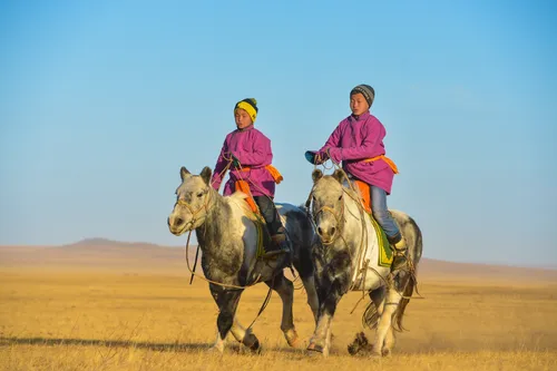 Лошадей Фото два человека верхом на верблюдах
