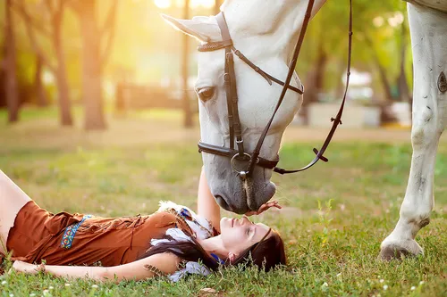 Лошадей Фото человек, лежащий на земле с лошадью