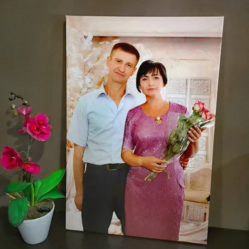 На Холсте Фото мужчина и женщина держат цветы