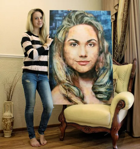 На Холсте Фото женщина, стоящая рядом с картиной