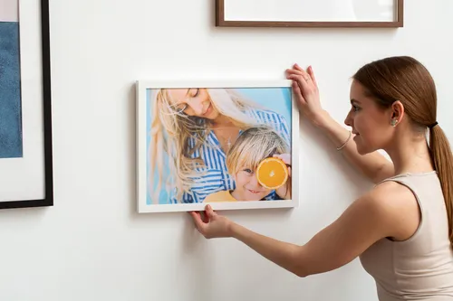 На Холсте Фото женщина рисует картину