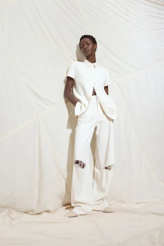 Эдисон Фото мужчина в белом платье