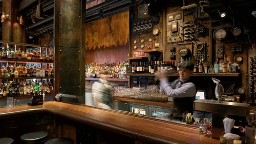 Эдисон Фото человек, сидящий в баре