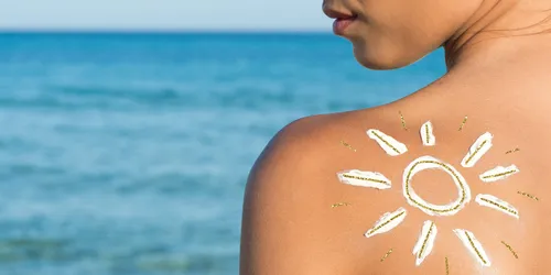 Аллергия На Солнце Фото женская грудь с несколькими буквами на ней
