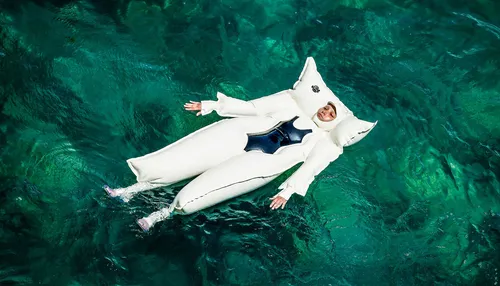Рене Тейлор, Аллергия На Солнце Фото человек плавает с акулой