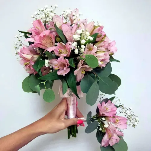 Альстромерия Фото рука с букетом розовых цветов