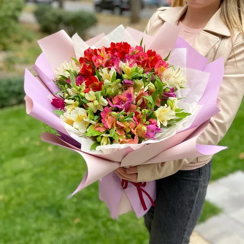 Альстромерия Фото женщина с букетом цветов