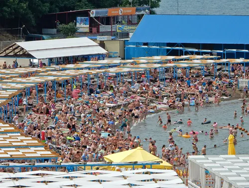 Анапа Фото большая толпа людей в бассейне