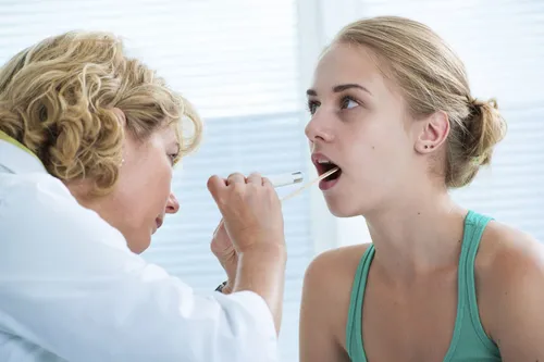 Виды Ангины Фото женщина с открытым ртом рядом с женщиной с открытым ртом