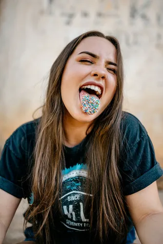 Воспаление Языка Фото девушка с открытым ртом и бутылкой воды перед ней