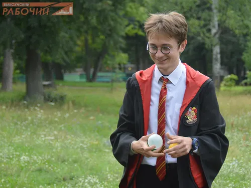 Гарри Поттер Фото мальчик в форме держит белый предмет