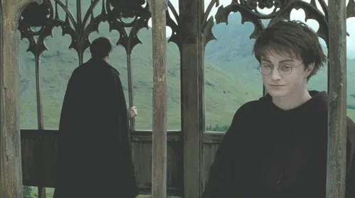 Дэниэл Рэдклифф, Гарри Поттер Фото человек, стоящий перед забором с человеком на заднем плане