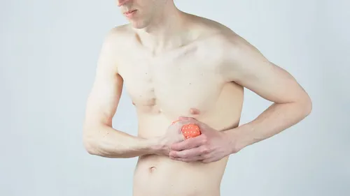 Где Болит При Панкреатите Фото мужчина держит помидор