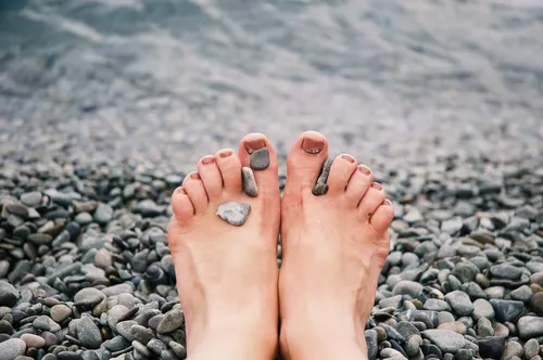 Грибок Стопы Фото пара ног с ногтями на скалистом пляже