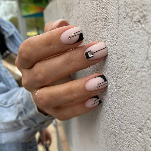 Дизайн Ногтей Френч Новинки Фото женская рука с накрашенными ногтями