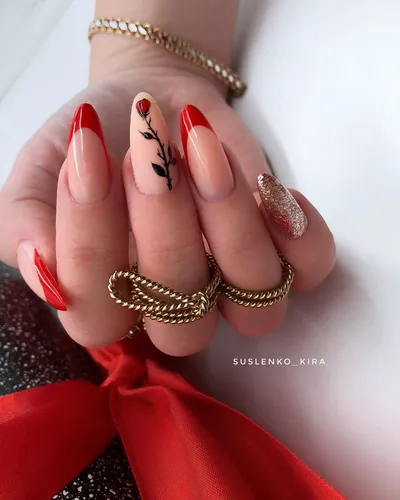 Дизайн Ногтей Френч Новинки Фото женская рука с золотой цепочкой и красным платьем