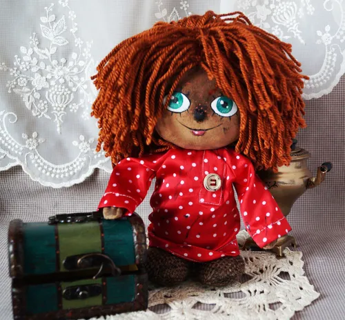 Домовенок Кузя Фото кукла с красным париком и красной рубашкой, сидящая на чемодане