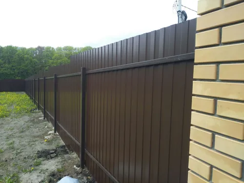 Заборы Фото деревянный забор с металлическими воротами