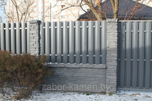 Заборы Фото серые ворота с кирпичной стеной