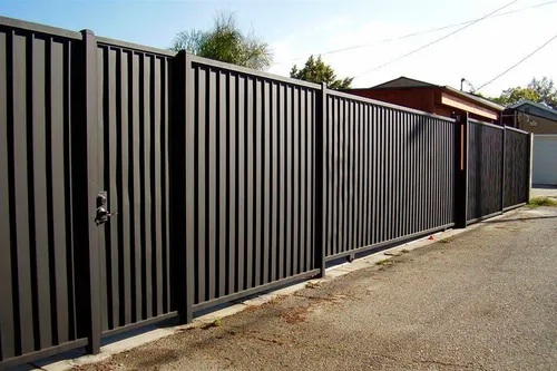 Заборы Фото черный забор с металлическими воротами