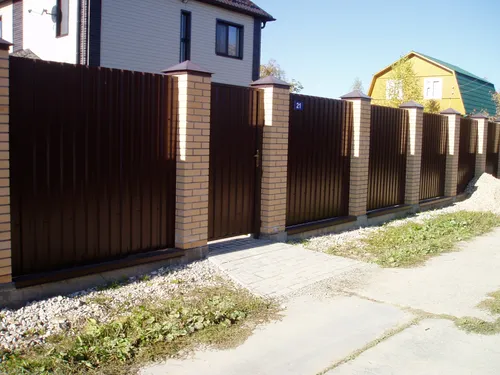 Заборы Фото огороженный двор с кирпичной стеной и тротуаром