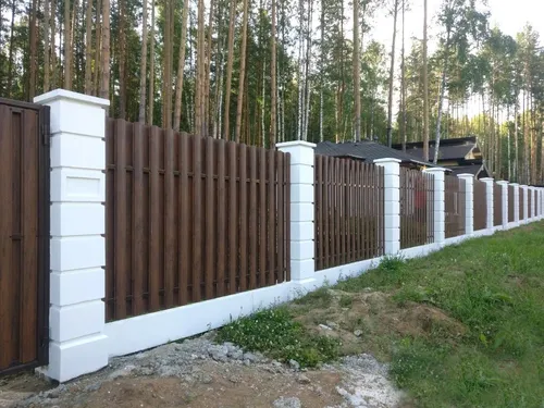 Заборы Фото забор с деревянными воротами