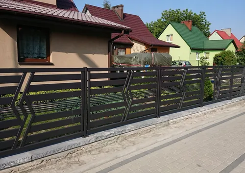 Заборы Фото черный забор перед рядом домов