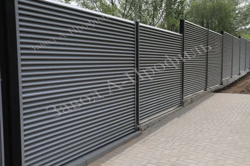 Заборы Фото металлический забор с кирпичной дорожкой