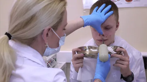 Запущенный Гайморит Фото стоматолог осматривает пациента
