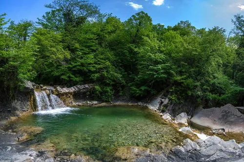 Кабардинка Фото река с водопадом и деревьями