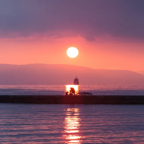Кабардинка Фото лодка в воде на фоне заката солнца