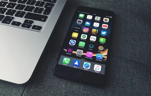 Iphone Обои на телефон черный смартфон на белой поверхности