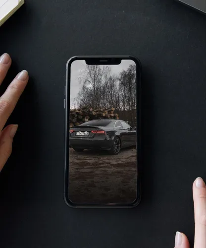 Топ Обои на телефон рука, держащая фотографию автомобиля в зеркале