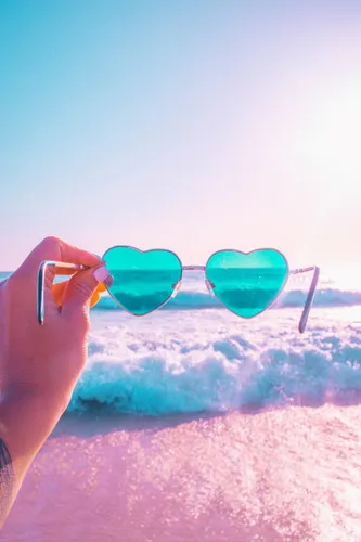 Летние Обои на телефон пара солнцезащитных очков на пляже