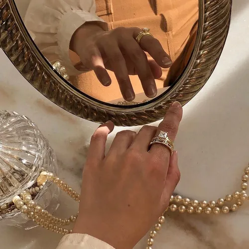 Эстетика Тела Обои на телефон пара рук, держащих золотую цепочку