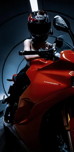 Мото Обои на телефон человек в шлеме и едущий на мотоцикле
