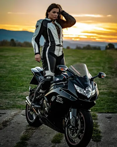 Стефани Вуд, Мото Обои на телефон мужчина, стоящий на мотоцикле