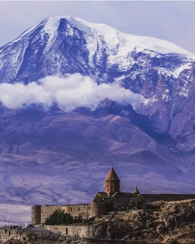 Армянские Обои на телефон каменное здание с горой на заднем плане
